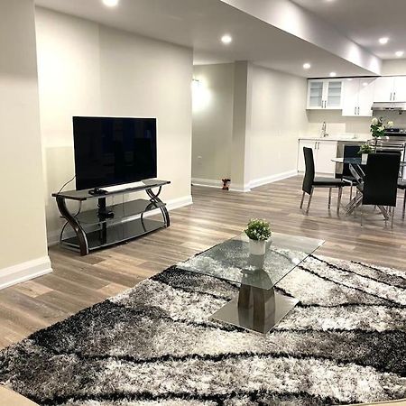 Beautiful Walk Out Basement Apartment In Pickering Near Beach Exterior photo