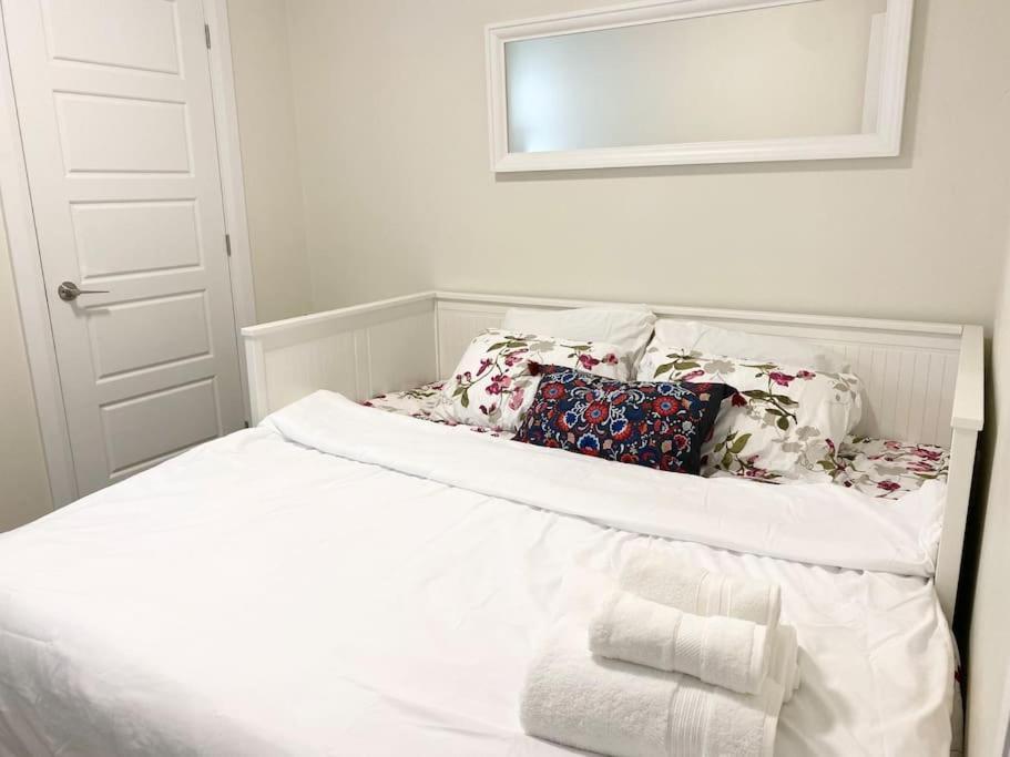 Beautiful Walk Out Basement Apartment In Pickering Near Beach Exterior photo