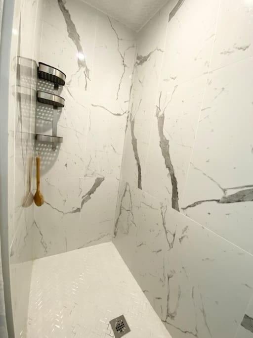 Beautiful Walk Out Basement Apartment In Pickering Near Beach Exterior photo