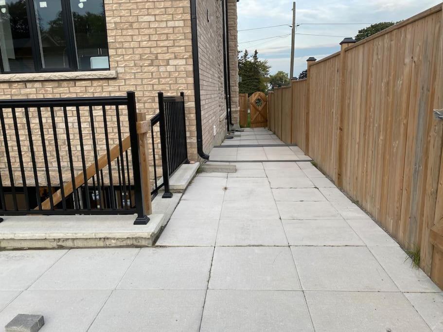 Beautiful Walk Out Basement Apartment In Pickering Near Beach Exterior photo