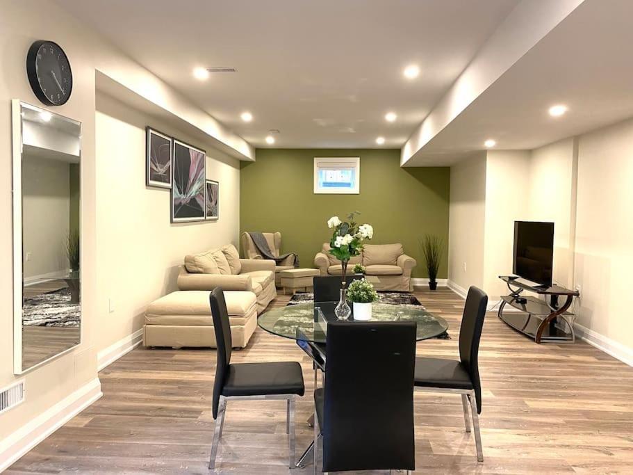 Beautiful Walk Out Basement Apartment In Pickering Near Beach Exterior photo