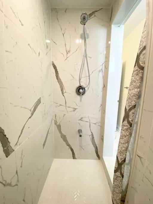 Beautiful Walk Out Basement Apartment In Pickering Near Beach Exterior photo