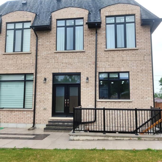 Beautiful Walk Out Basement Apartment In Pickering Near Beach Exterior photo