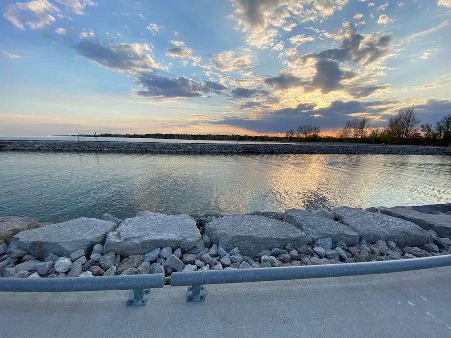 Beautiful Walk Out Basement Apartment In Pickering Near Beach Exterior photo